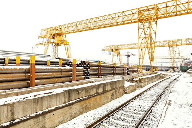 Laufkräne über Eisenbahn im Lager im Freien