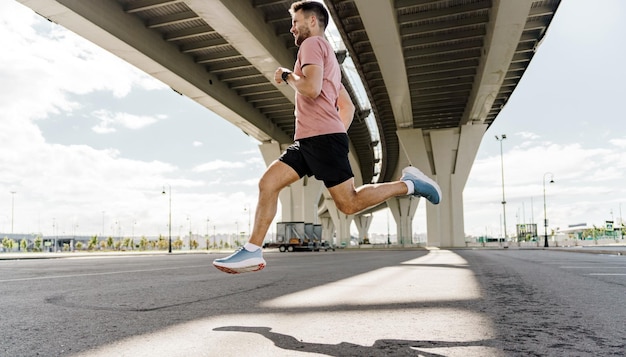 Lauftraining Mann Fitness Workout Aktivität Morgengymnastik Ein sportlicher Mann in Sportbekleidung