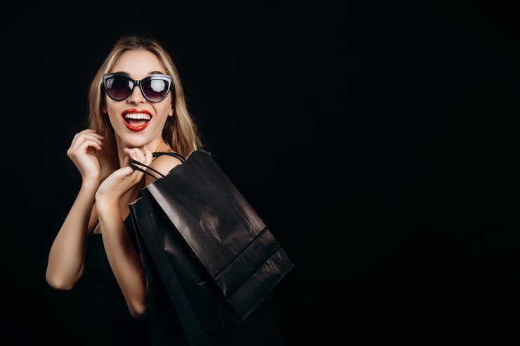 Laughing Blonde demostrando bolsa de papel de compras de moda