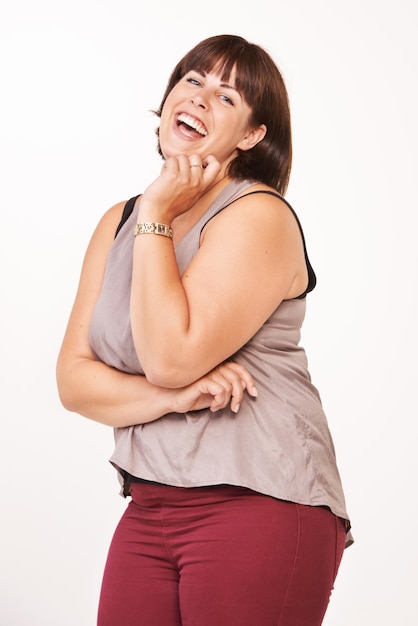 Foto laughing it up retrato de una mujer joven feliz riendo sobre un fondo blanco.