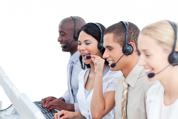 Laughing woman e sua equipe trabalhando em um call center