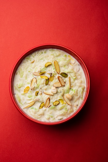 Lauki ki Kheer - Doodhi oder Gahiya Porridge oder Flaschenkürbis Khir oder Payasam, serviert in einer Schüssel