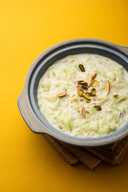 Lauki ki Kheer - Doodhi oder Gahiya Porridge oder Flaschenkürbis Khir oder Payasam, serviert in einer Schüssel