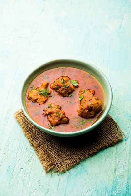 Lauki Kofta Curry aus Bottel Gourd oder Doodhi, serviert in einer Schüssel oder Karahi. selektiver Fokus