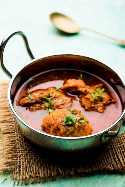 Lauki Kofta Curry aus Bottel Gourd oder Doodhi, serviert in einer Schüssel oder Karahi. selektiver Fokus