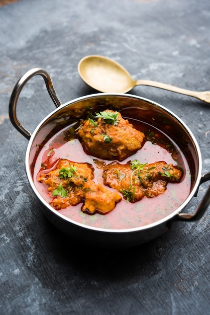 Lauki Kofta Curry aus Bottel Gourd oder Doodhi, serviert in einer Schüssel oder Karahi. selektiver Fokus