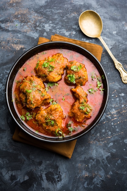 Lauki Kofta Curry aus Bottel Gourd oder Doodhi, serviert in einer Schüssel oder Karahi. selektiver Fokus