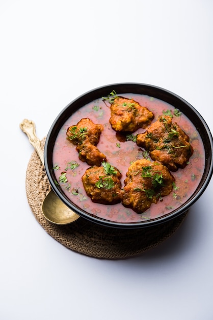 Lauki Kofta Curry aus Bottel Gourd oder Doodhi, serviert in einer Schüssel oder Karahi. selektiver Fokus