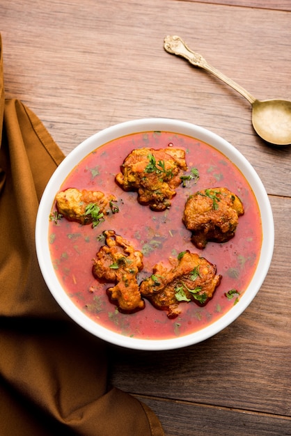 Lauki Kofta Curry elaborado con Bottel Gourd o Doodhi, servido en un tazón o karahi. enfoque selectivo