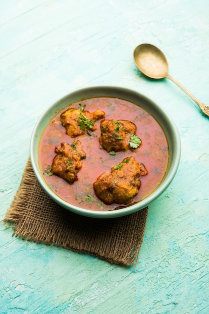 Lauki Kofta Curry elaborado con Bottel Gourd o Doodhi, servido en un tazón o karahi. enfoque selectivo