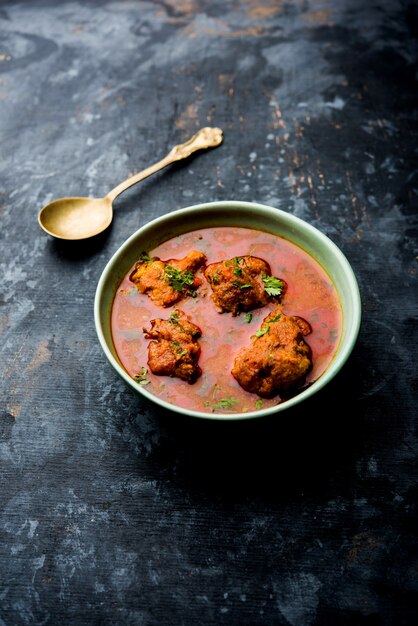 Lauki Kofta Curry elaborado con Bottel Gourd o Doodhi, servido en un tazón o karahi. enfoque selectivo