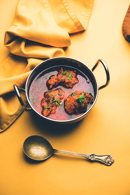 Lauki Kofta Curry feito com Bottel Gourd ou Doodhi, servido em uma tigela ou karahi. foco seletivo