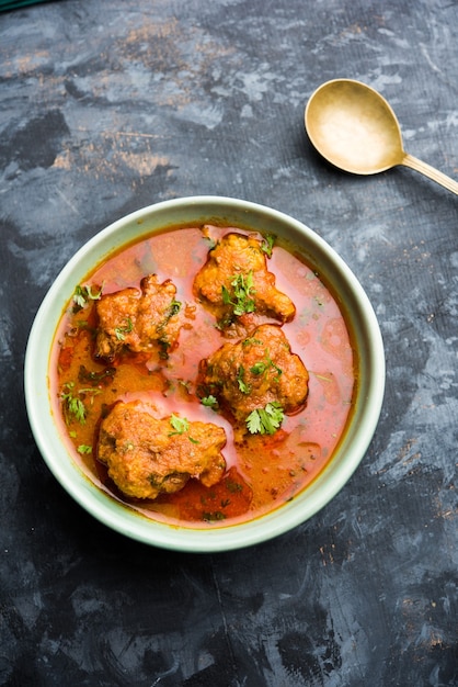 Lauki Kofta Curry feito com Bottel Gourd ou Doodhi, servido em uma tigela ou karahi. foco seletivo