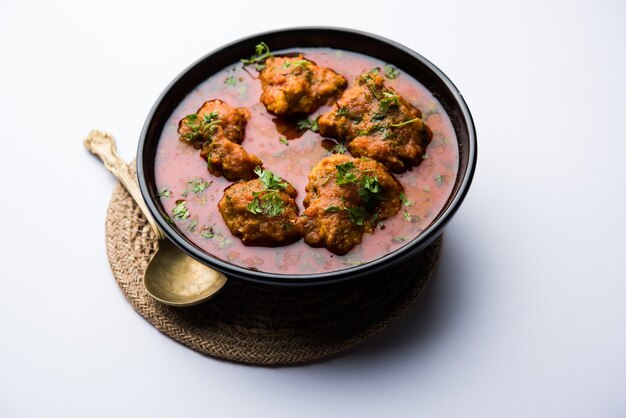 Lauki Kofta Curry feito com Bottel Gourd ou Doodhi, servido em uma tigela ou karahi. foco seletivo