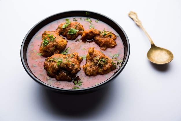 Lauki Kofta Curry feito com Bottel Gourd ou Doodhi, servido em uma tigela ou karahi. foco seletivo