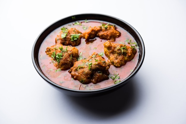 Lauki Kofta Curry feito com Bottel Gourd ou Doodhi, servido em uma tigela ou karahi. foco seletivo