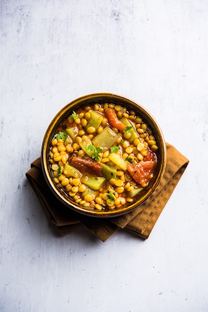 Lauki o Doodhi Chana Dal Subji o Bottlegourd Gram Curry, servido en un tazón de enfoque selectivo.