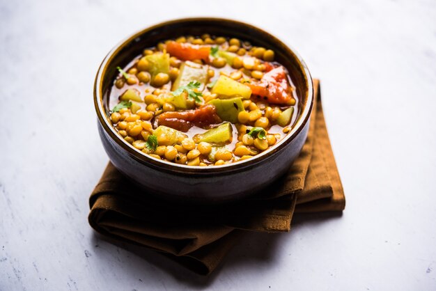 Lauki o Doodhi Chana Dal Subji o Bottlegourd Gram Curry, servido en un tazón de enfoque selectivo.