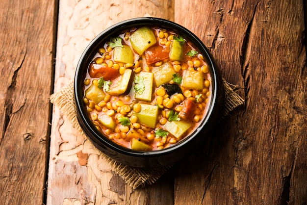 Lauki o Doodhi Chana Dal Subji o Bottlegourd Gram Curry, servido en un tazón de enfoque selectivo.