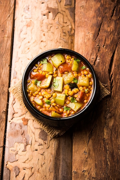 Lauki o Doodhi Chana Dal Subji o Bottlegourd Gram Curry, servido en un tazón de enfoque selectivo.