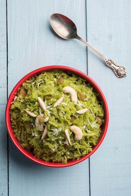 Lauki o Doodhi ka Halwa es un plato dulce popular de la India hecho de calabaza de botella y adornado con frutos secos, consumidos calientes.