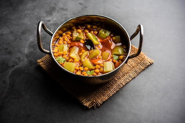 Lauki oder Doodhi Chana Dal Subji oder Bottlegourd Gram Curry, serviert in einer Schüssel