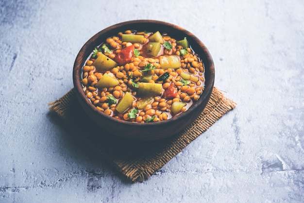 Lauki oder Doodhi Chana Dal Subji oder Bottlegourd Gram Curry, serviert in einer Schüssel