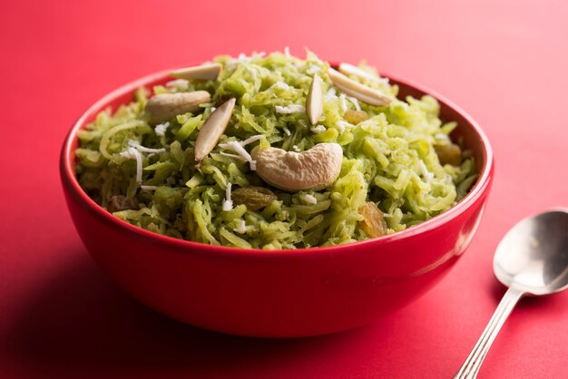 Lauki ou Doodhi ka Halwa é um doce popular prato indiano feito de cabaça de garrafa e guarnecido com frutas secas, consumidas quentes.