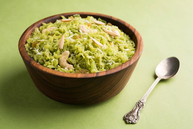 Lauki ou Doodhi ka Halwa é um doce popular prato indiano feito de cabaça de garrafa e guarnecido com frutas secas, consumidas quentes.