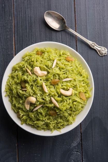 Lauki ou Doodhi ka Halwa é um doce popular prato indiano feito de cabaça de garrafa e guarnecido com frutas secas, consumidas quentes.