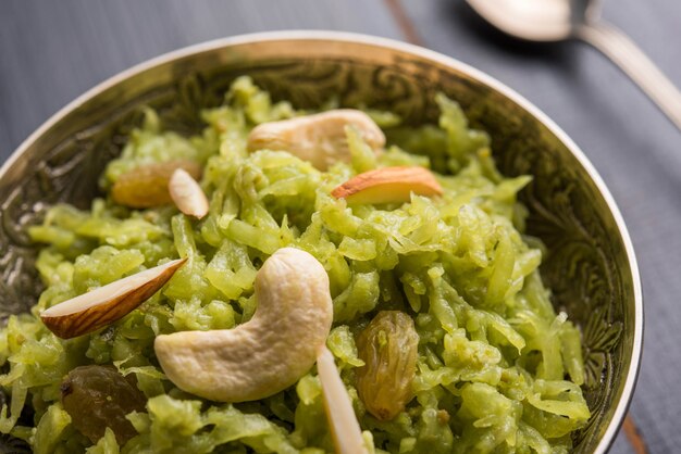 Lauki ou Doodhi ka Halwa é um doce popular prato indiano feito de cabaça de garrafa e guarnecido com frutas secas, consumidas quentes.