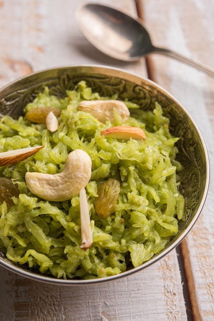 Lauki ou Doodhi ka Halwa é um doce popular prato indiano feito de cabaça de garrafa e guarnecido com frutas secas, consumidas quentes.