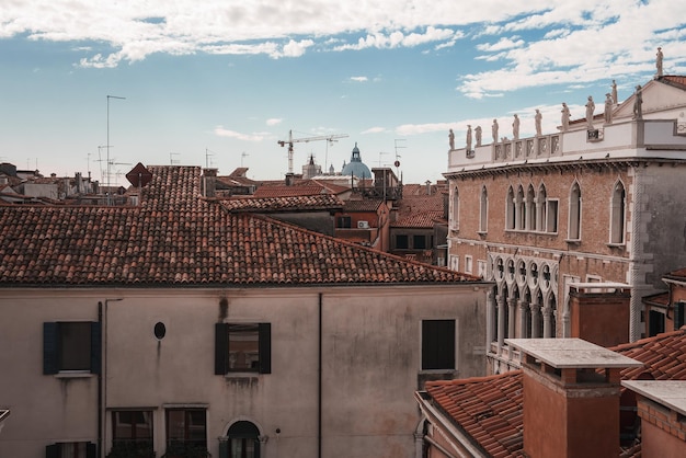 Launenhafte und atmosphärische Aussicht auf Venedig, Italien, vom Dach an einem bewölkten Tag