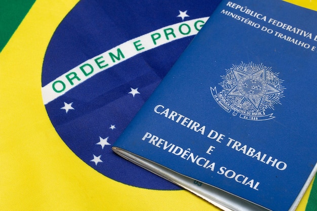Foto lauro de freitas brasil 21 de julho de 2022 documento de trabalho brasileiro com bandeira brasileira