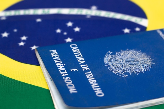 Lauro de freitas brasil 21 de julho de 2022 documento de trabalho brasileiro com bandeira brasileira