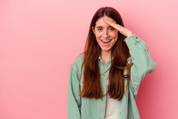 Laute Rufe halten die Augen offen und die Hände angespannt