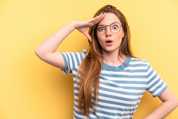 Foto laute rufe halten die augen offen und die hände angespannt