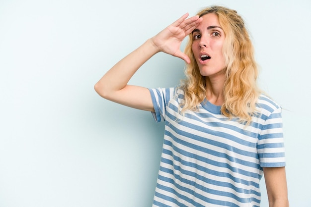 Foto laute rufe halten die augen offen und die hände angespannt