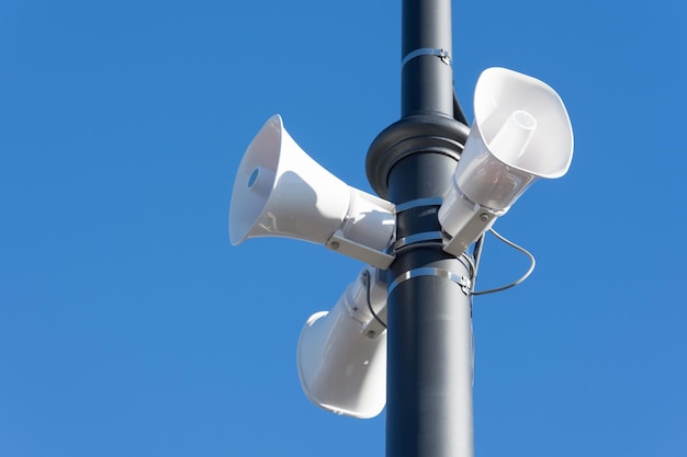 Lautsprecher auf einem Mast in der Stadt, das öffentliche Alarmsystem.