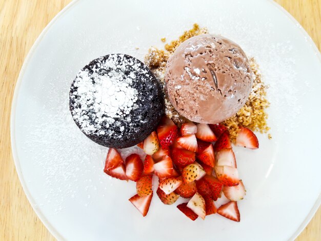 Lava de chocolate con helado y fresa