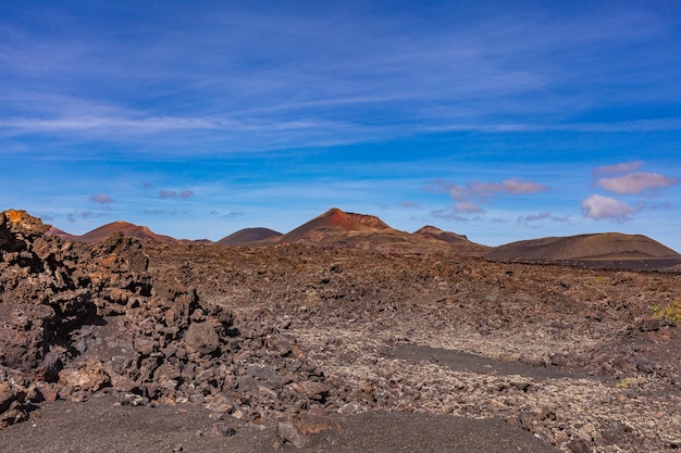 Lava de um vulcão extinto num vale das Ilhas Canárias Costa vulcânica Turismo