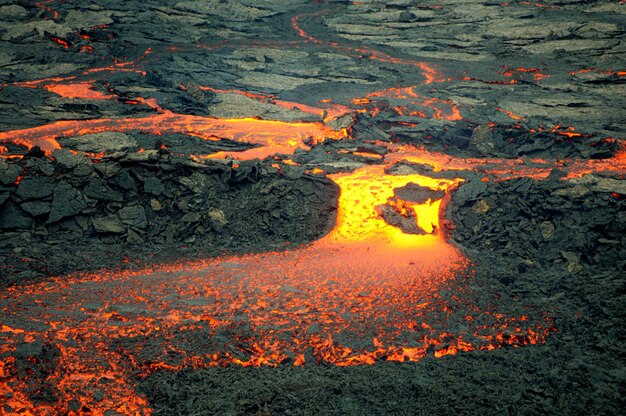 Foto la lava de la erupción del volcán de islandia