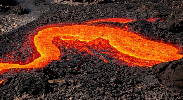 Lava vulcânica incendiada