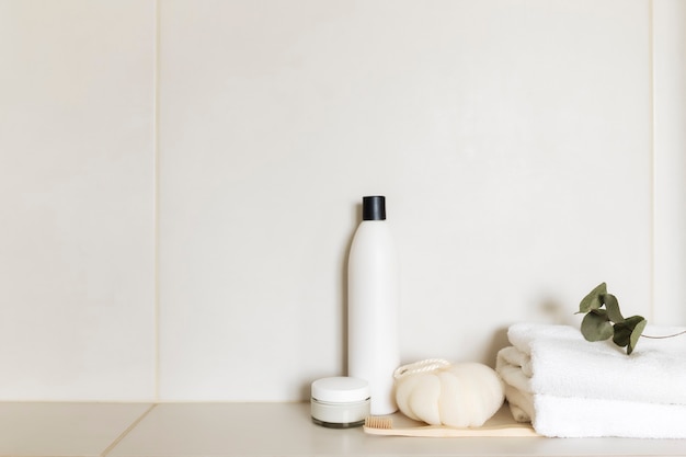 Foto lavabo en baño blanco con accesorios de baño.