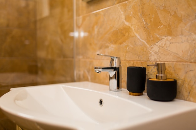 Lavabo en el baño fontanería en el baño el interio