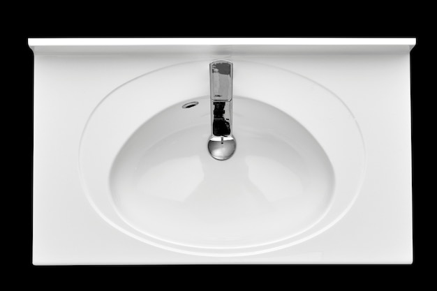 Lavabo de cerámica blanca sobre fondo negro aislado