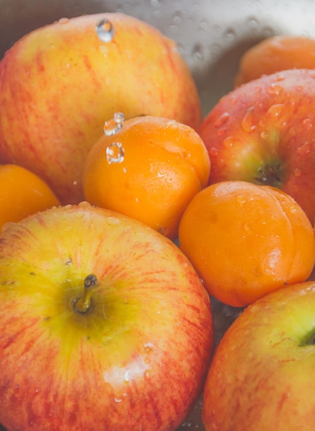 En el lavabo duraznos y manzanas de las gotas que caen.