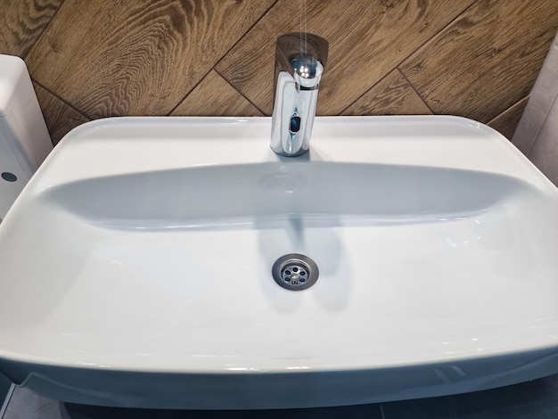 Lavabo con grifo en el baño o aseo