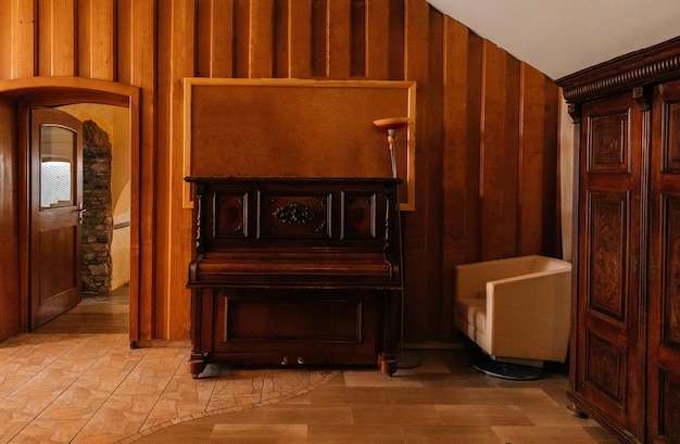 Lavadero interior de restaurante italiano clásico con piano antiguo y armario antiguo