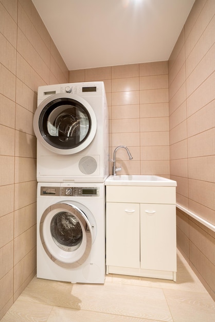 Lavadero moderno con dos lavadoras. Baño pequeño lavadero con lavadora en casa. Nuevo interior después de la reparación.